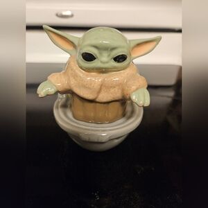 NIB Mandalorian "the child" ceramic salt and pepper shaker